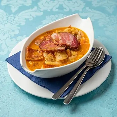 Tripas à moda do Porto, guiso típico con jamón, alubias y patata