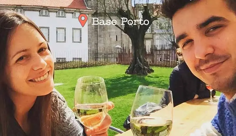Copa de Vinho Verde en la terraza de Base Porto con la Torre dos Clérigos de fondo, Oporto