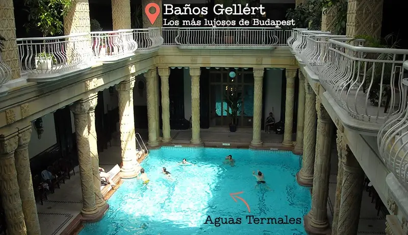 Piscina interior principal de los Baños Gellért, con su arquitectura Art Nouveau y mosaicos.