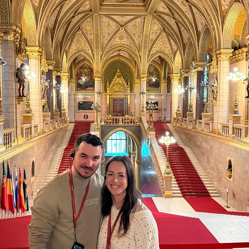La escalera principal dorada del Parlamento de Budapest, con alfombra roja