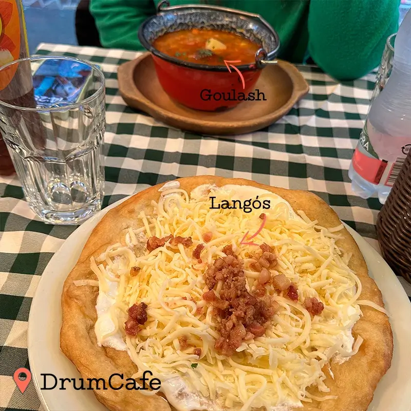 Goulash húngaro y lángos con crema agria y queso en el DrumCafe de Budapest