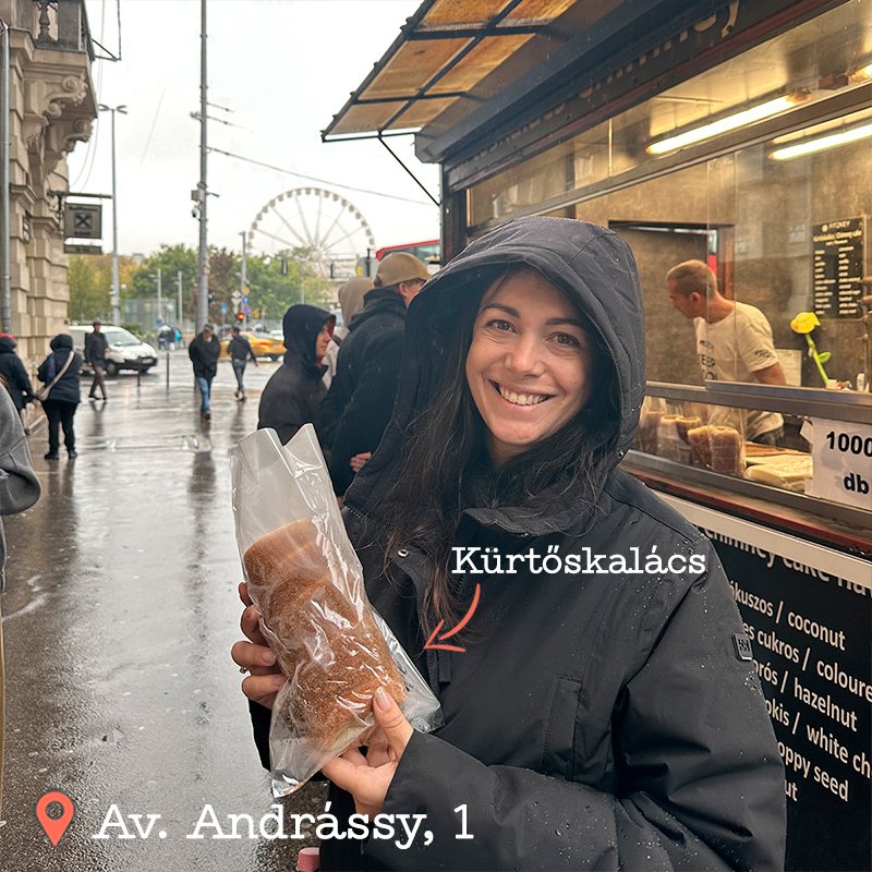 Kürtőskalács o Pastel Chimenea recién hecho en un puesto callejero de Budapest
