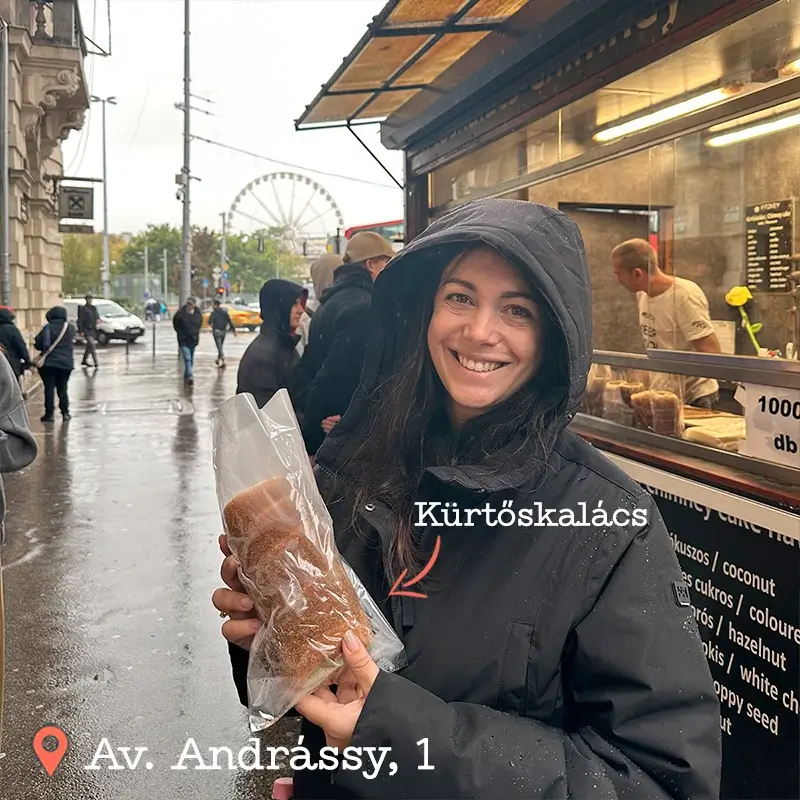 Kürtőskalács recién hecho en un puesto callejero de la avenida Andrássy de Budapest