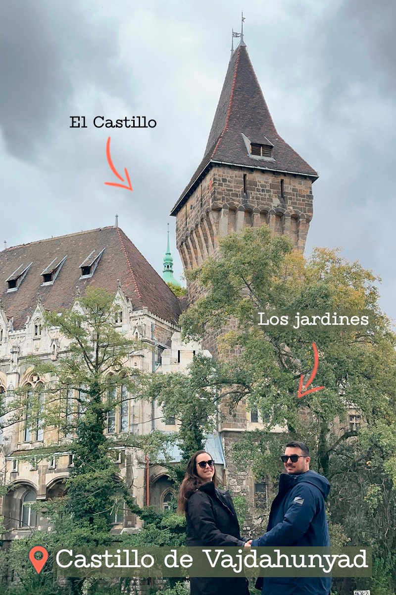 Vista vertical del Castillo de Vajdahunyad en Budapest