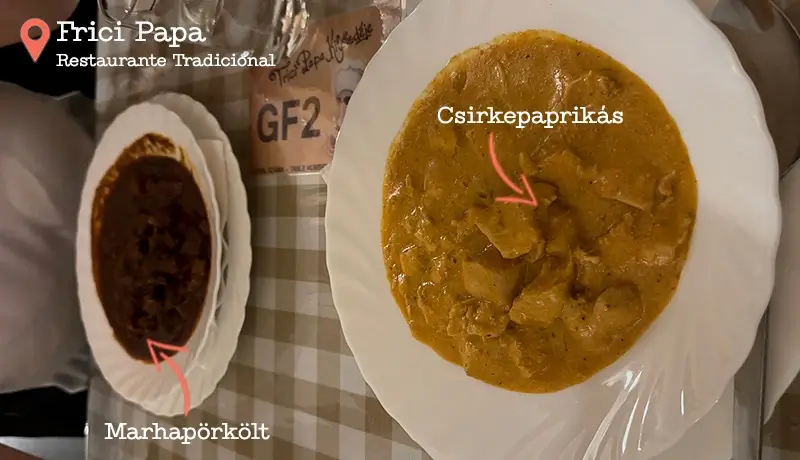 Platos de Csirkepaprikás y Marhapörkölt en el restaurante Frici Papa de Budapest