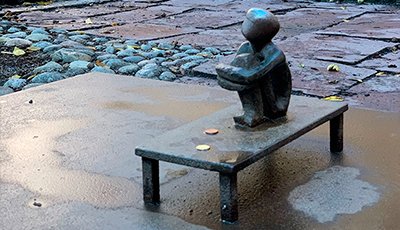 Estatua diminuta Järnpojken en Gamla Stan