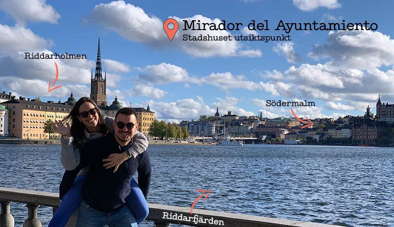 Vistas panorámicas de Riddarholmen desde el jardín del Ayuntamiento de Estocolmo