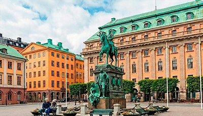 Vistas de la Plaza Gustavo Adolfo (Gustav Adolfs Torg) frente a la Ópera de Estocolmo