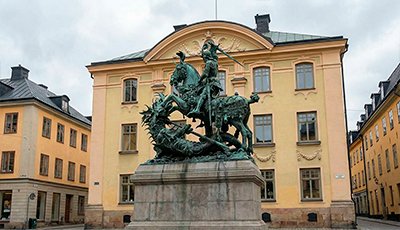 Réplica de bronce de la estatua de San Jorge y el Dragón en la plaza Köpmantorget