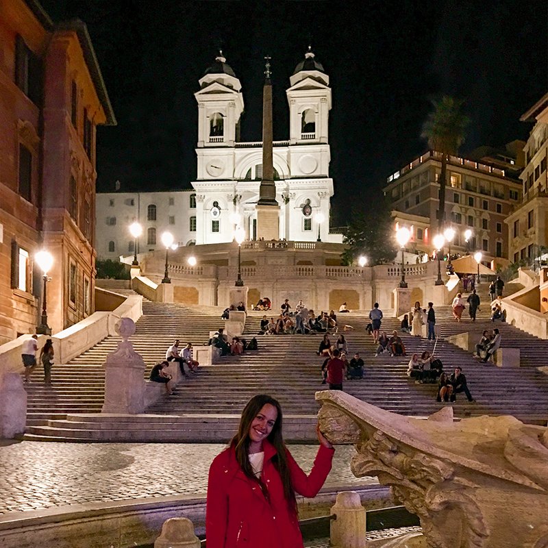 Piazza di Spagna de noche con la Fontana della Barcaccia y la escalinata iluminada