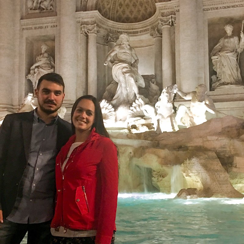 Primer deseo en Roma: Tira una moneda a la Fontana di Trevi de noche, iluminada