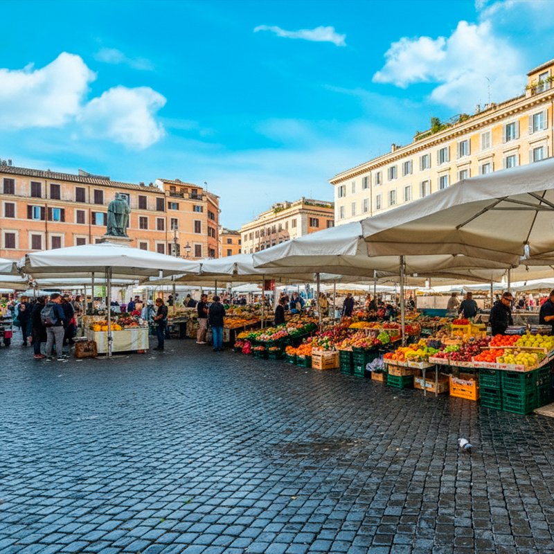 Mercado de Campo de' Fiori por la mañana en Roma.