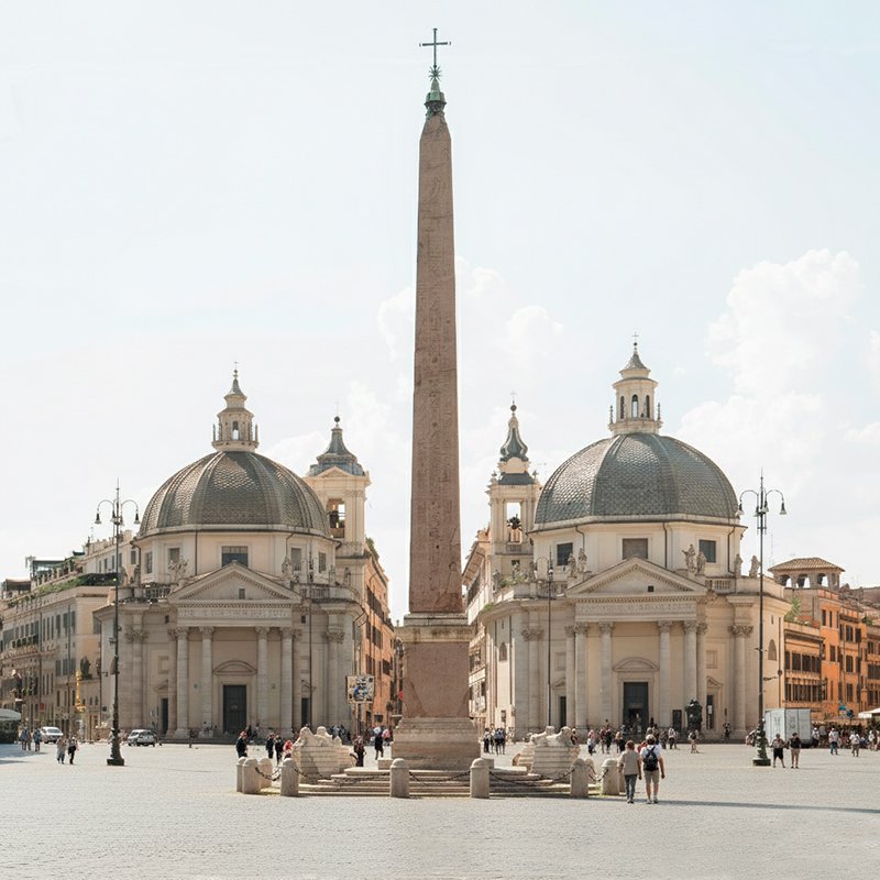 La Piazza del Popolo en Roma, con su obelisco central y las iglesias gemelas al fondo.