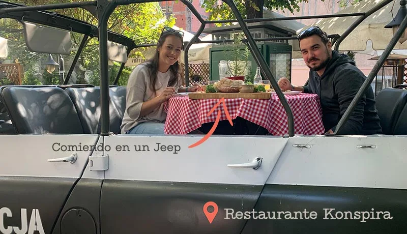 Terraza del restaurante temático Konspira en Breslavia, con decoración de la época comunista y un jeep militar.